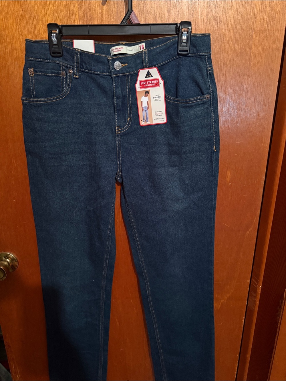 Levi's Boyd Dark Straight LegJeans. Regular fit/adjustable waistband.